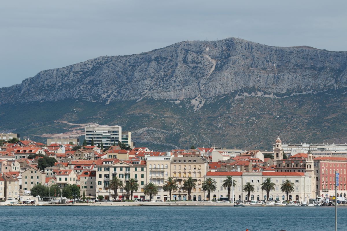 Pogled na stari grad Split uz more